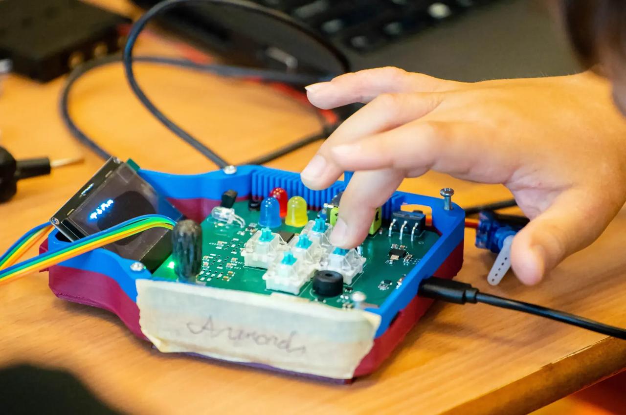 Mikroelektronikas pamatu apguve praksē